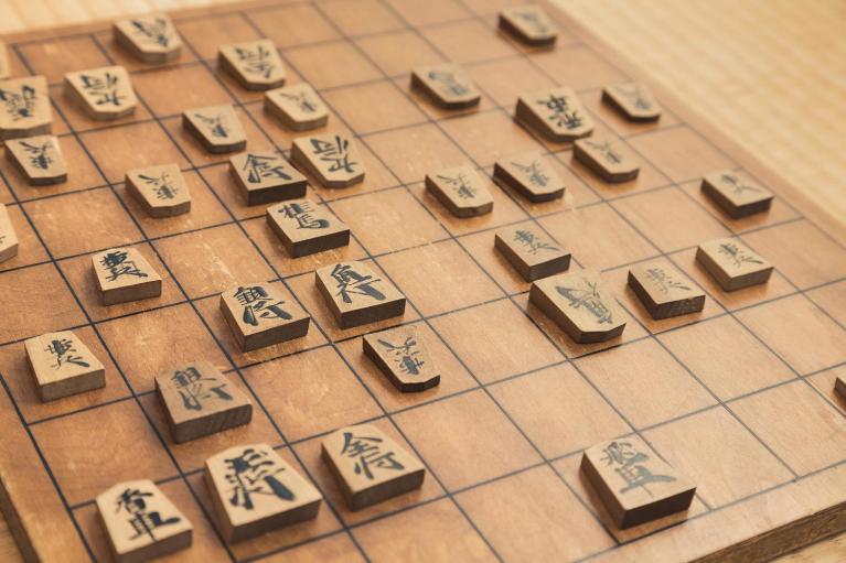 Scacchiera e pedine dello shogi.