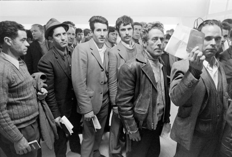 © Jean Mohr, Controllo passaporti, Ginevra.