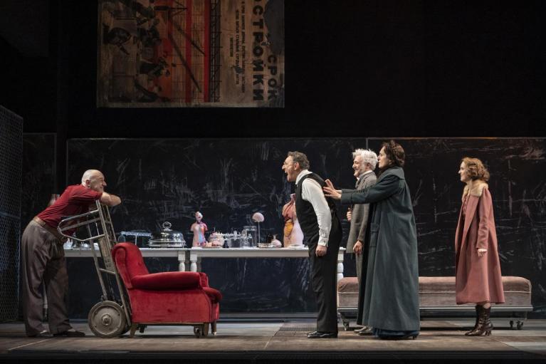 “Cuore di cane”, regia di Giorgio Sangati, al Piccolo Teatro, ph. Masiar Pasquali.