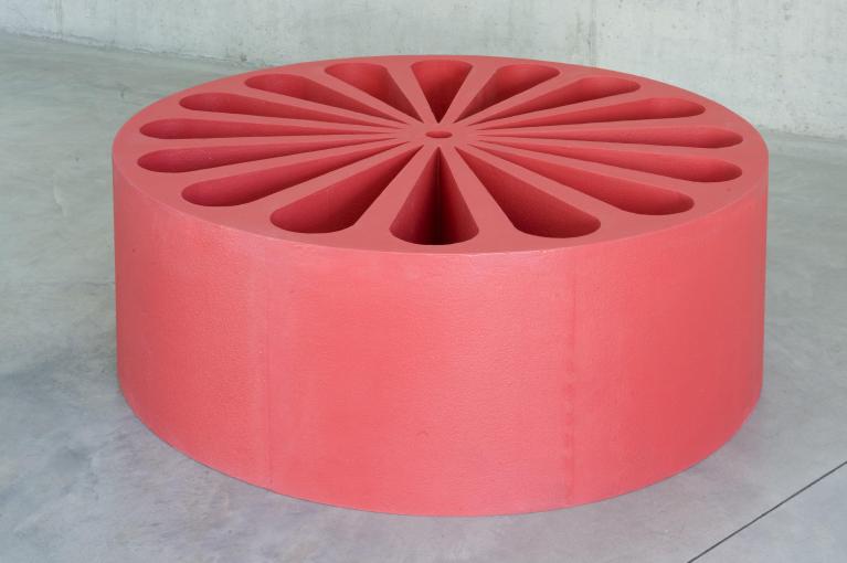 Eppur si muove (pouf) 2002 - 2011 Gomma poliuretanica e schiuma poliuretanica 45 x 125 cm tiratura 1 prototipo + 1PdA + 12 esemplari Courtesy dell’artista e Galleria Pinksummer, Genova / Galerie Nagel Draxler, Berlin, Köln / Galerie Michel Rein, Paris, Bruxelles