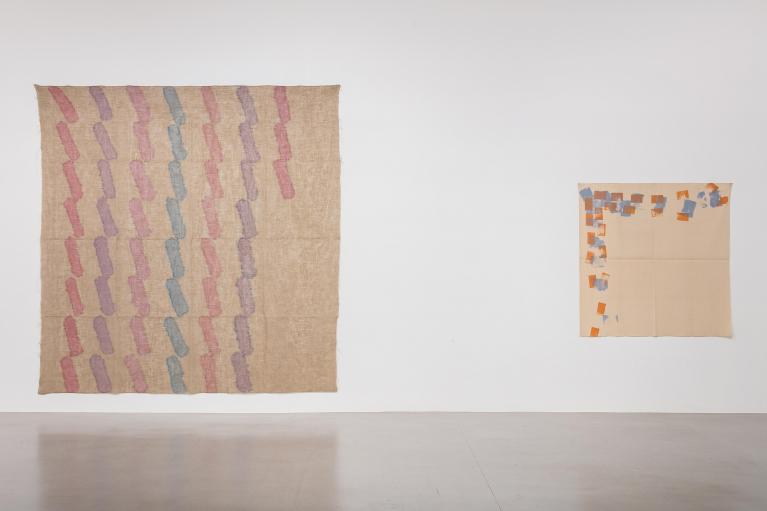 Giorgio Griffa. A Continuous Becoming, Veduta della mostra, Camden Arts Centre, Londra. Foto: Mark Blower.