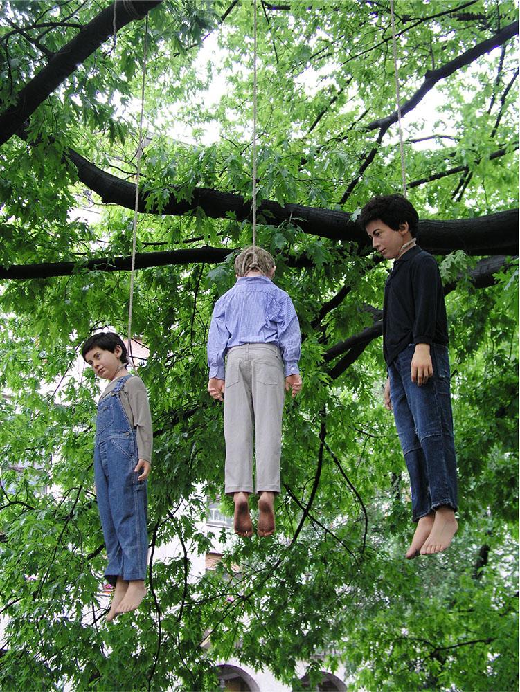 Maurizio Cattelan, Untitled, 2004, tecnica mista, life size. Veduta dell’installazione: Piazza XXIV Maggio, Milano
5 maggio – 6 giugno 2004. Photo Attilio Maranzano. Courtesy Fondazione Nicola Trussardi, Milano.