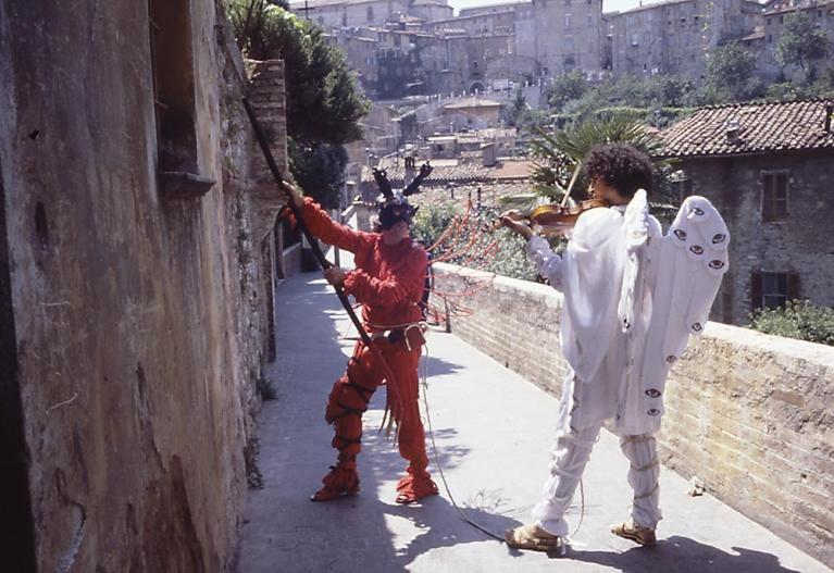 Angelo Scabia e angelo Aldo Sisillo. Perugia 1980, ph Sebastiana Papa.