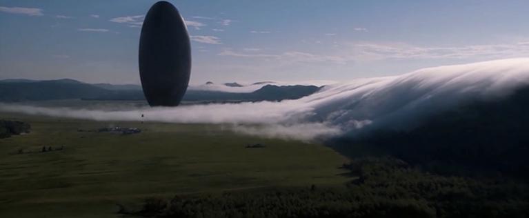 Una delle dodici astronavi aliene in Arrival, elissoidi scuri. Con il loro carico filosofico, sono forse pronipoti del monolito kubrickiano. Bradford Young ha diretto la fotografia.