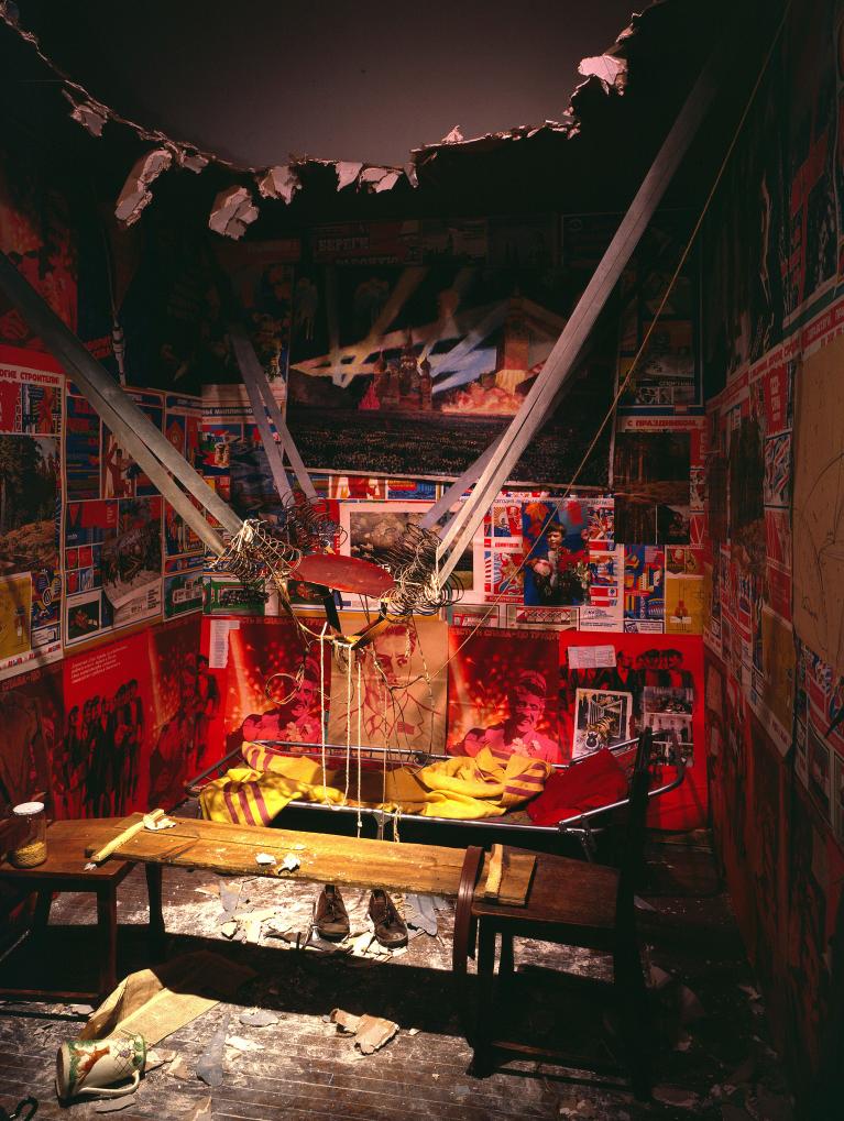 Ilya Kabakov, The Man Who Flew Into Space From His Apartment, 1985, Sei pannelli, manifesti, collage, Centre Georges Pompidou, Paris. Musée national d’art moderne/Centre de Création industrielle. Purchased 1990. © Ilya & Emilia Kabakov.