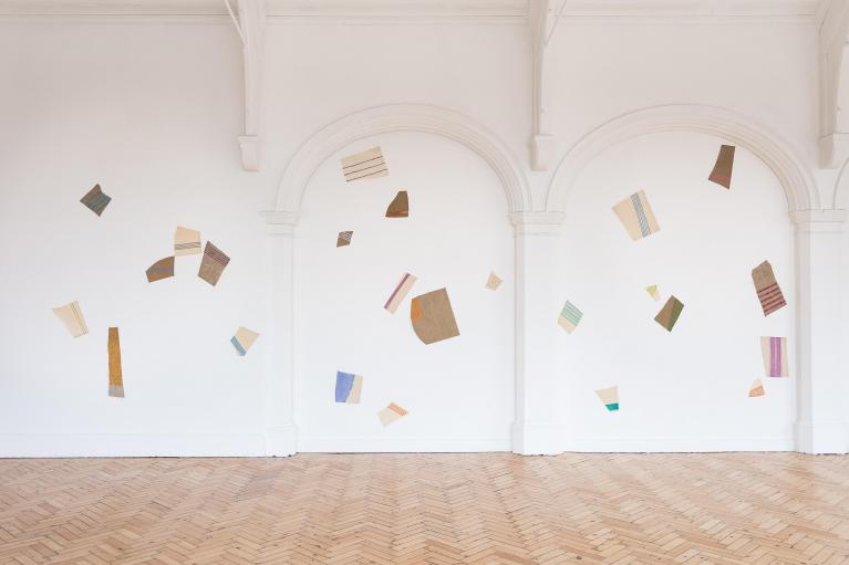 Giorgio Griffa. A Continuous Becoming, Veduta della mostra, Camden Arts Centre, Londra. Foto: Mark Blower.