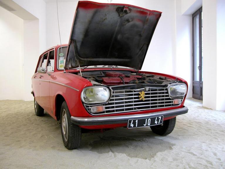 Ultimo Viaggio 2005 Automobile, sabbia, 8 oggetti, mensola, 5 fotografie a colori 50 x 77 cm ciascuna, 1 fotografia in bianco e nero 50 x 77 cm Dimensioni ambientali Collezione Nomas Foundation, Roma