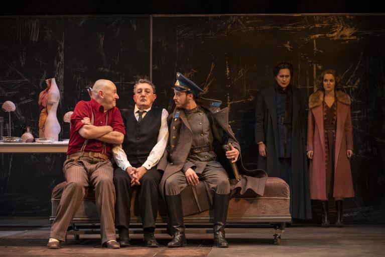 “Cuore di cane”, regia di Giorgio Sangati, al Piccolo Teatro, ph. Masiar Pasquali.