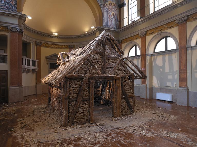 Urs Fischer, House of Bread, 2004, pane, legno, polistirolo, lampade, 533 x 472 x 366 cm. Veduta dell’installazione: Istituto dei Ciechi, Milano 3 Maggio – 1 giugno 2005.
.