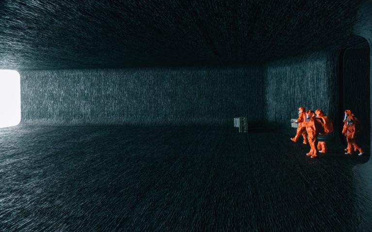 All'interno dell'astronave in Arrival: i corpi chiusi nelle tute, le specie separate da un vetro.
