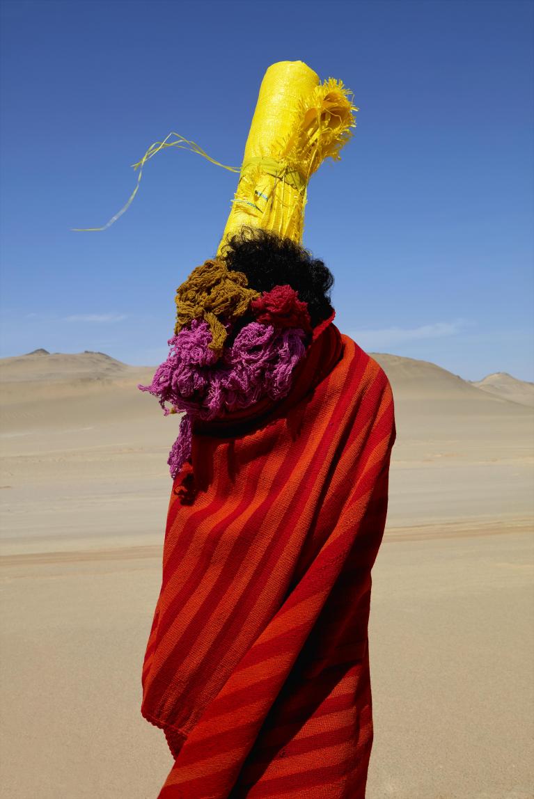 Lorenzo Vitturi, Manta, Cochinilla Dyed Yarn, Polypropylene Sack, Body in Paracas, 2019, stampa a pigmenti © Lorenzo Vitturi.
