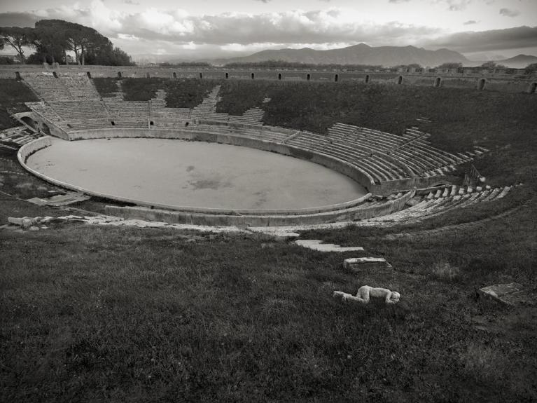 Kenro Izu Pompei, Anfiteatro, 2016 Stampa inkjet 61x76 cm © Kenro Izu Courtesy Fondazione di Modena - Fondazione Modena Arti Visive.