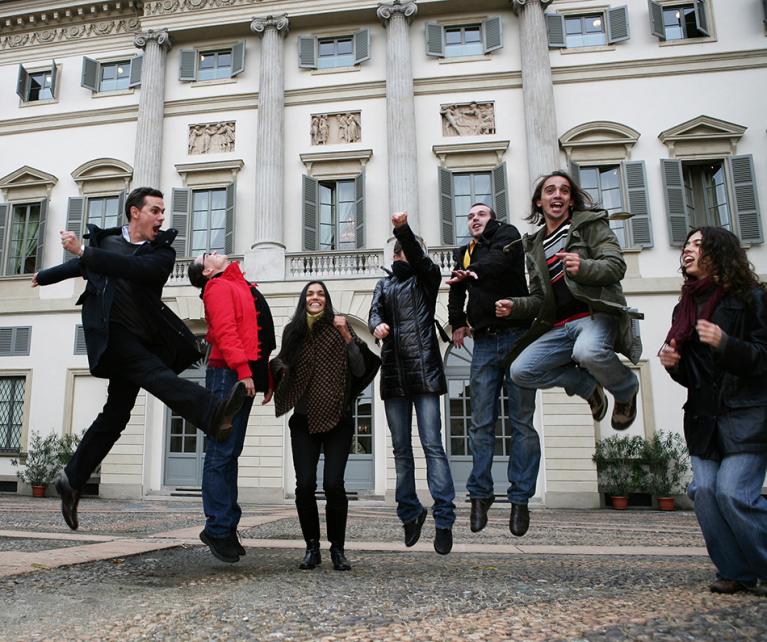 Alcuni partecipanti all’esposizione di Tino Sehgal per la Fondazione Nicola Trussardi, Villa Reale, Milano 11 novembre – 4 dicembre 2008. Photo Marco De Scalzi.