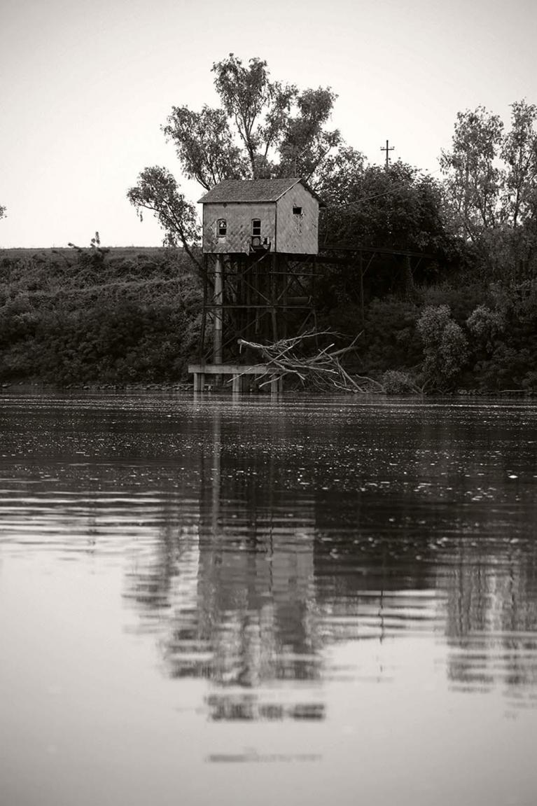 Sohei Nishino, Casa riflessa nel Po, Cantavenna, Piemonte, dalla serie “Il Po”, aprile 2017 © Sohei Nishino.