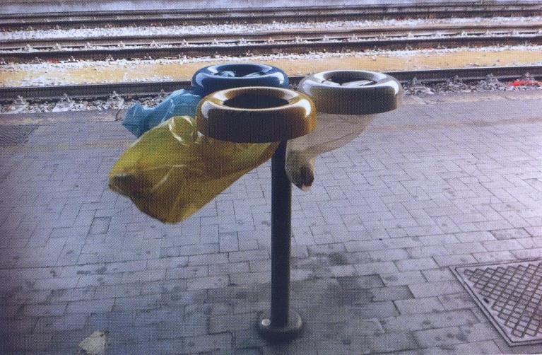 Voli. Stazione di Bari (Italia). Foto di Gilles Clément.