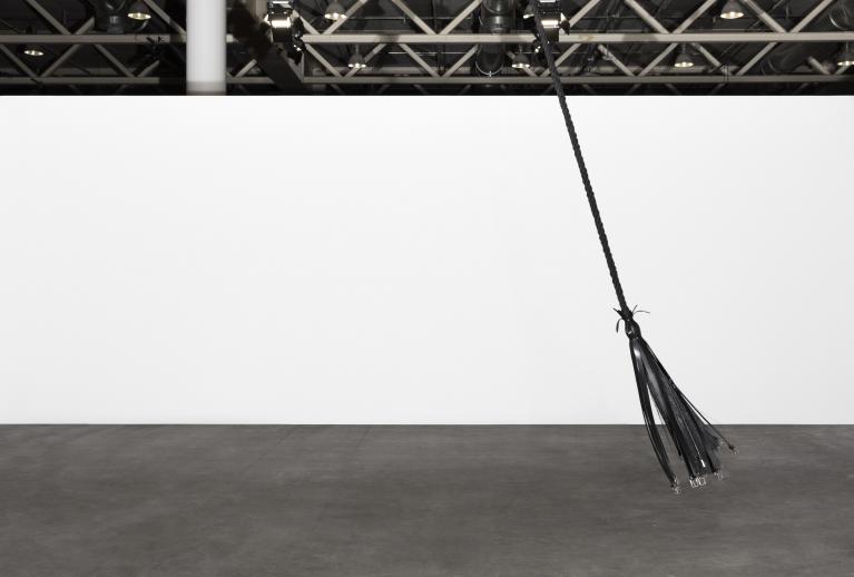 Monica Bonvicini, Breathing, 2017 Steel structure, compressed air cylinder, compressor, rope, synthetic fiber, leather belts dimensions variable Courtesy of the artist; Galleria Raffaella Cortese, Milan; Galerie Peter Kilchmann, Zurich; Mitchell-Inness & Nash, New York Photo: Andrea Rossetti; © Monica Bonvicini and VG Bild-Kunst