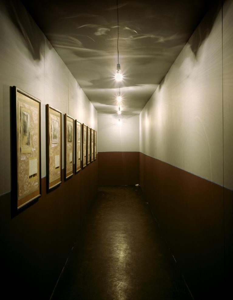 Ilya Kabakov, Labyrinth (My Mother’s Album,) 1990, Costruzione di legno, 9 porte, puntelli di legno per il soffitto, 24 lampadine, detriti, audio, 76 opere su carta, fotografie, inchiostro e stampe Tate. Purchased 2002. © Ilya & Emilia Kabakov.