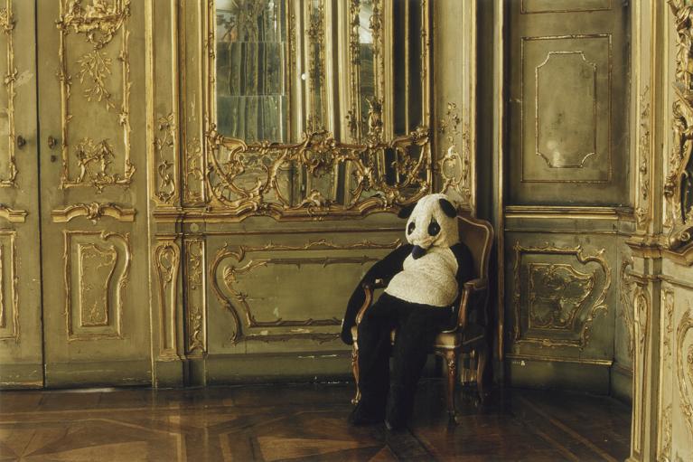 Peter Fischli & David Weiss, Parts of a Film with Rat and Bear, 2008, video, 54’, Italia e Giappone, still da video, camera Pio Corradi, musica Stephan Wittwer, prodotto con il supporto della Fondazione Nicola Trussardi. Palazzo Litta, Milano 30 gennaio – 16 marzo 2008. © Peter Fischli e David Weiss. Courtesy Peter Fischli e David Weiss; Sprüth Magers, Berlino/Londra; Galerie Eva Presenhuber, Zurigo; Matthew Marks Gallery, New York.