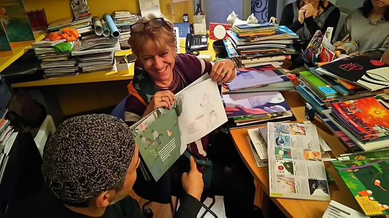 L’incontro con Patrizia Zerbi, editore e direttore, nonché il “cuore” di Carthusia Edizioni. Ha in mano uno dei libri realizzati con il focus group.
