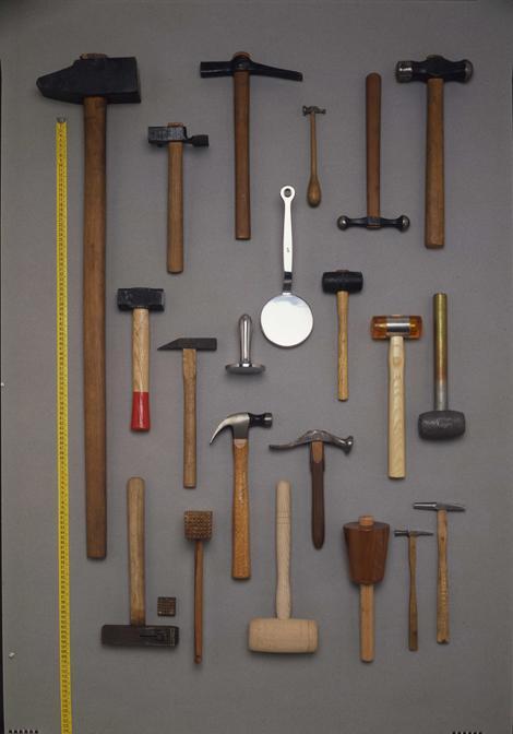 Collezione di oggetti anonimi (vari tipi di martelli) di Achille Castiglioni. La forma, la dimensione, il peso e il materiale di ogni martello hanno strettamente a che fare con la sua funzione.