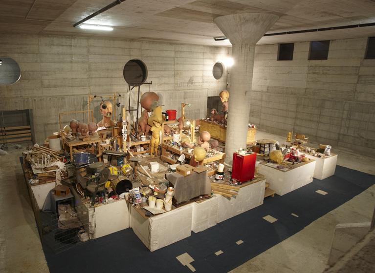 Paul McCarthy, Pig Island, 2003 – 2010, tecnica mista, 11 x 10 x 6 m. Veduta dell’installazione: Palazzo Citterio, Milano 20 maggio – 4 giugno 2010. Photo Marco De Scalzi. Courtesy l’artista, Fondazione Nicola Trussardi, Hauser & Wirth