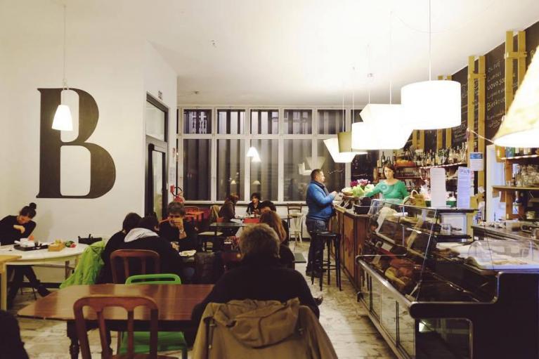 Lo spazio in via Baltea è un’ex-tipografia ospitata all’interno di un ex-bagno. La loro caffetteria è realizzata interamente a mano con pubblic. ricicli e riusi molto intelligenti e lavori manuali che trasmettono un bel calore umano.