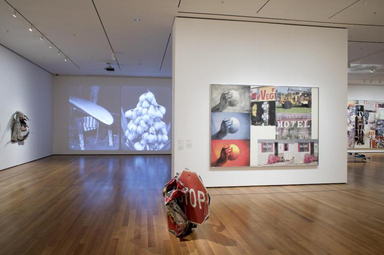 Veduta espositiva di Robert Rauschenberg: Among Friends. The Museum of Modern Art, New York, 21 maggio – 17 settembre 2017. Foto: Jonathan Muzikar; © 2017 The Museum of Modern Art