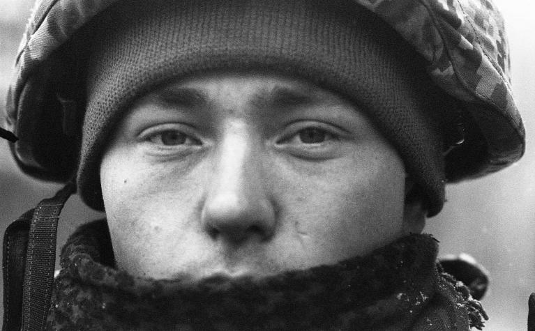 17° giorno dell’invasione, Giovane soldato accanto a una barricata.