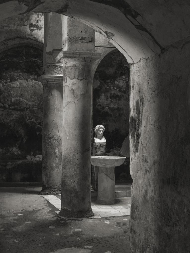 Kenro Izu Ercolano, Terme suburbane, 2016 Stampa inkjet 76x61 cm © Kenro Izu Courtesy Fondazione di Modena - Fondazione Modena Arti Visive.