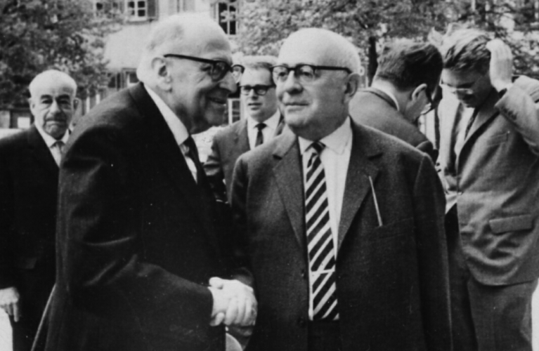 Max Horkheimer (a sinistra), Theodor Adorno (a destra) e Jürgen Habermas.
