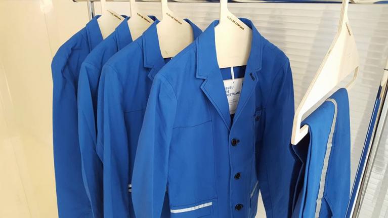 Bleu de costume.