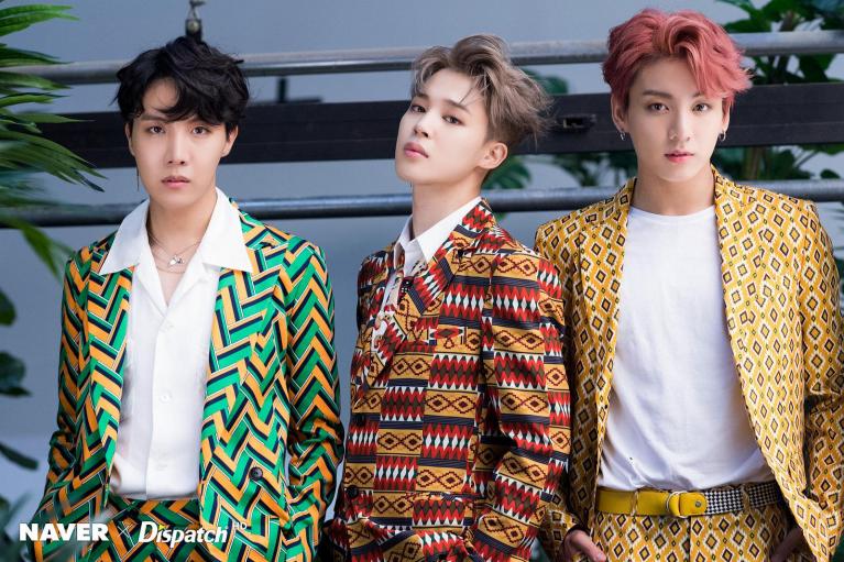 Tre membri della boy band coreana BTS (Jungkook, J-Hope e Jimin)