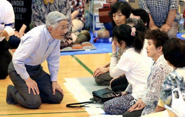 L’Imperatore Akihito con gli sfollati del terremoto a Tōhoku (2011).