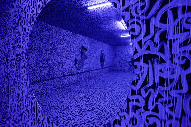 Victor Ehikhamenor, The Prayer Room, 2016. Mixed media installation. Dak’Art 2016 international exhibition, Installation view, Palais de Justice © C&.