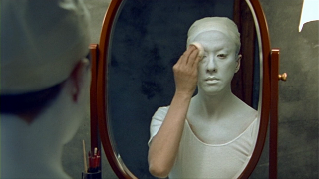 Tamasaburo che si trucca da THE WRITTEN FACE.