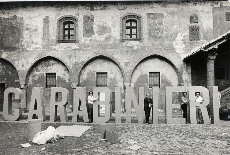 Gianni Pettena, Carabinieri, Palazzo Comunale, Novara, 1968.
