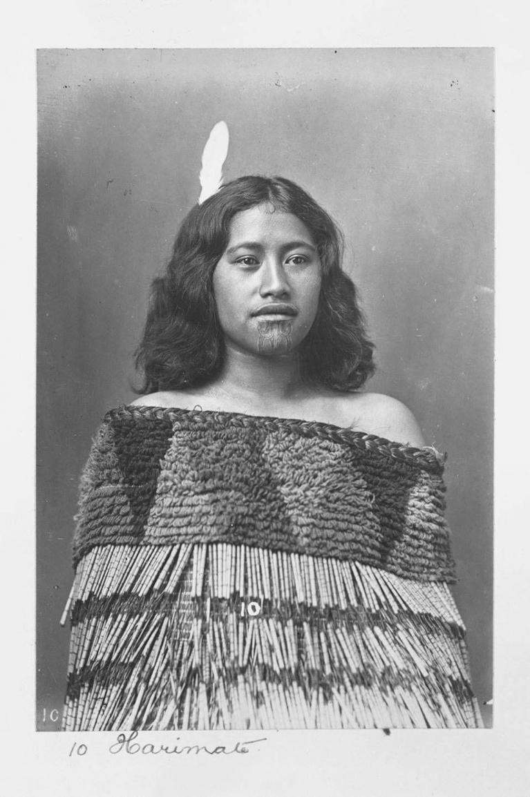 Une femme maorie vers 1890. Photo publiée avec l'aimable autorisation de Sir George Grey, Special Collections, Auckland Libraries