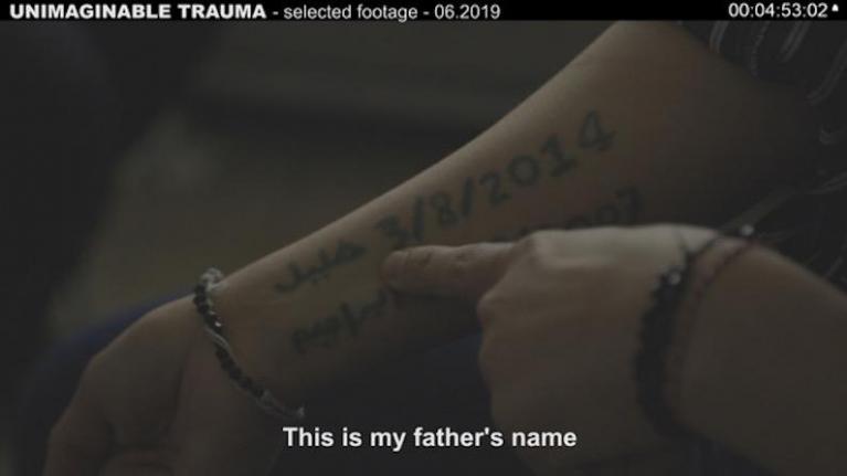 Il tatuaggio di una ragazza yazida salvata dalla prigionia dello Stato Islamico per ricordare i genitori e i fratelli uccisi (dal film: "Unimaginable Trauma").