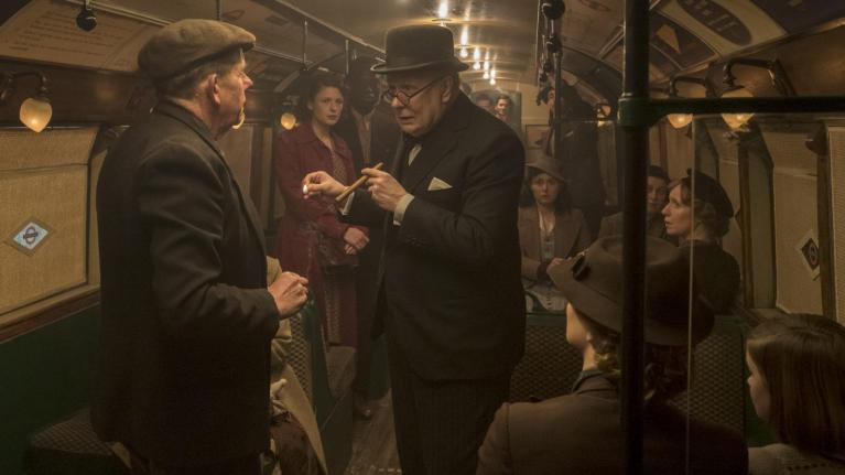 Gary Oldman (al centro) ne “L'ora più buia”.