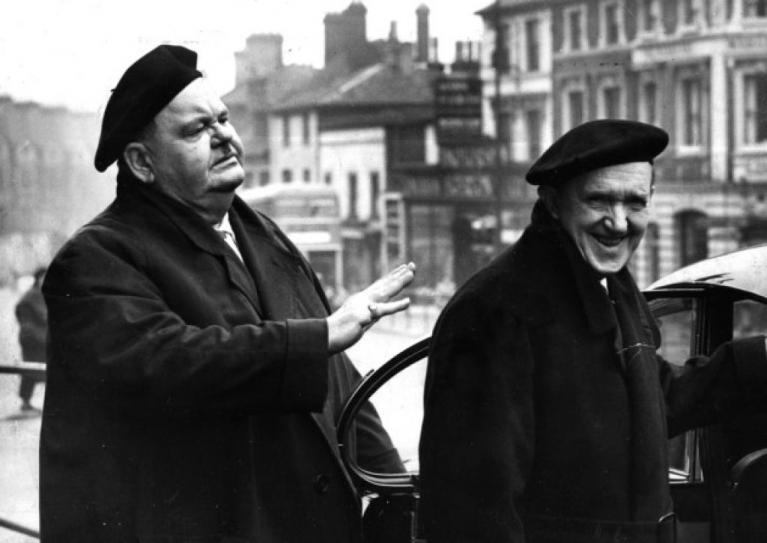 Oliver Hardy con Stan Laurel a Norwich, febbraio 1954.