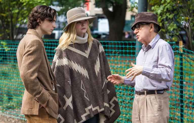 Timothée Chalamet, Elle Fanning e Woody Allen sul set del film.