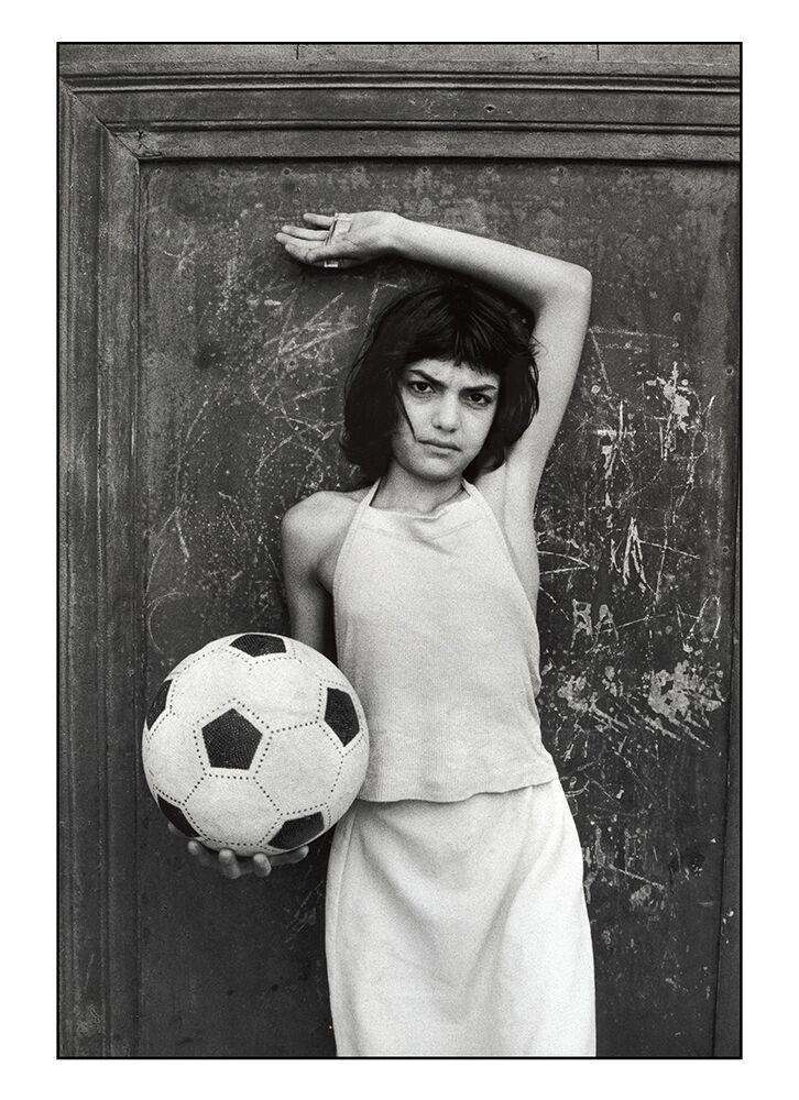 Letizia Battaglia, La bambina con il pallone, quartiere la Cala, Palermo, 1980.