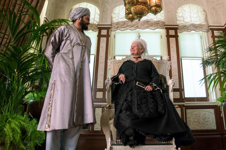 Ali Fazal e Judi Dench in “Victoria & Abdul”.