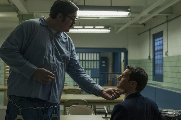 Da sinistra, Ed Kemper (Cameron Britton) e Holden Ford (Jonathan Groff).