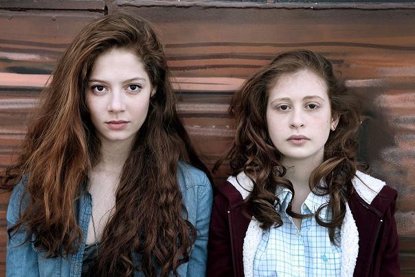 “Les Revenants”, Stagione 1 (2012): le due sorelle gemelle Camille e Lèna.