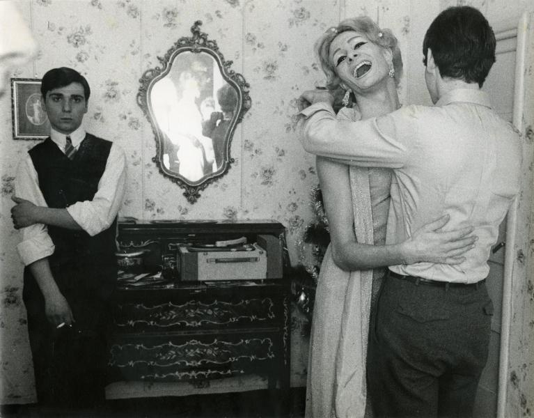 Lisetta Carmi, I Travestiti, 1965, fotografia, stampa originale a gelatina d'argento / photograph, original gelatin silver print, 18 x 24 cm, © Lisetta Carmi, Courtesy Galleria Martini & Ronchetti.