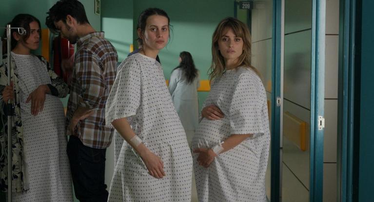 Milena Smit e Penélope Cruz in “Madres Paralelas”.