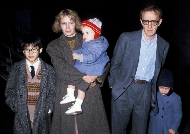 Allen con Moses, Mia, Ronan (in braccio) e Dylan Farrow, intorno al 1987.