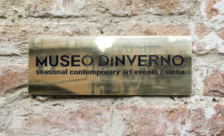 Progetto diòspero: Maurizio Nannucci, targa d’ingresso in ottone del museo,
multiplo 1/9 esemplari. Photo courtesy: Museo d’Inveerno, Siena.