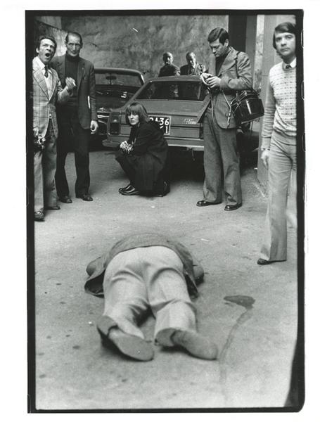 Franco Zecchin, Letizia Battaglia sul luogo di un omicidio, Palermo, 1976.
